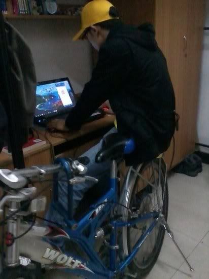 Tuyệt chiêu biến tấu khi không có ghế ngồi lướt web 5giay - 7