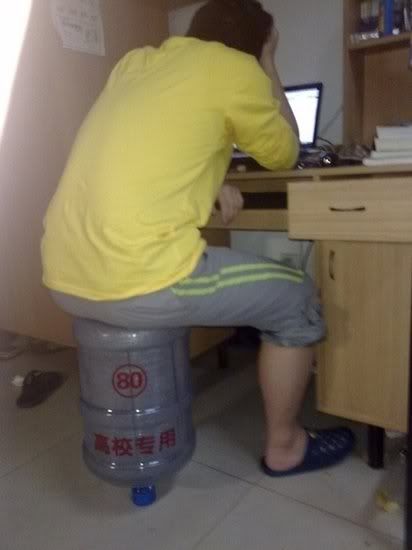 Tuyệt chiêu biến tấu khi không có ghế ngồi lướt web 5giay - 1