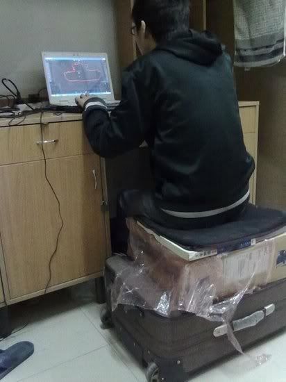 Tuyệt chiêu biến tấu khi không có ghế ngồi lướt web 5giay - 5