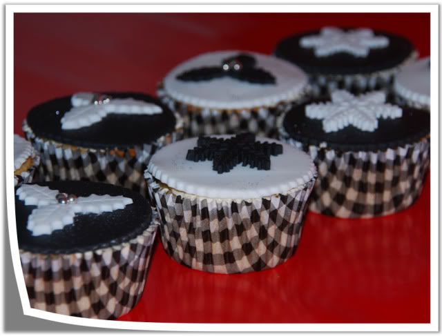 http://i271.photobucket.com/albums/jj154/thomasenjasper/wintercupcakes2.jpg