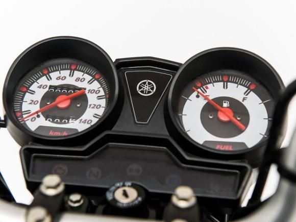 Painel da Yamaha YBR Factor 125 modelo 2014 com destaque para o fundo branco