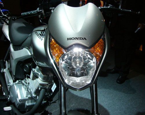Destaque para novo farol Foto do farol com piscas integrados na nova Honda Titan modelo 2009