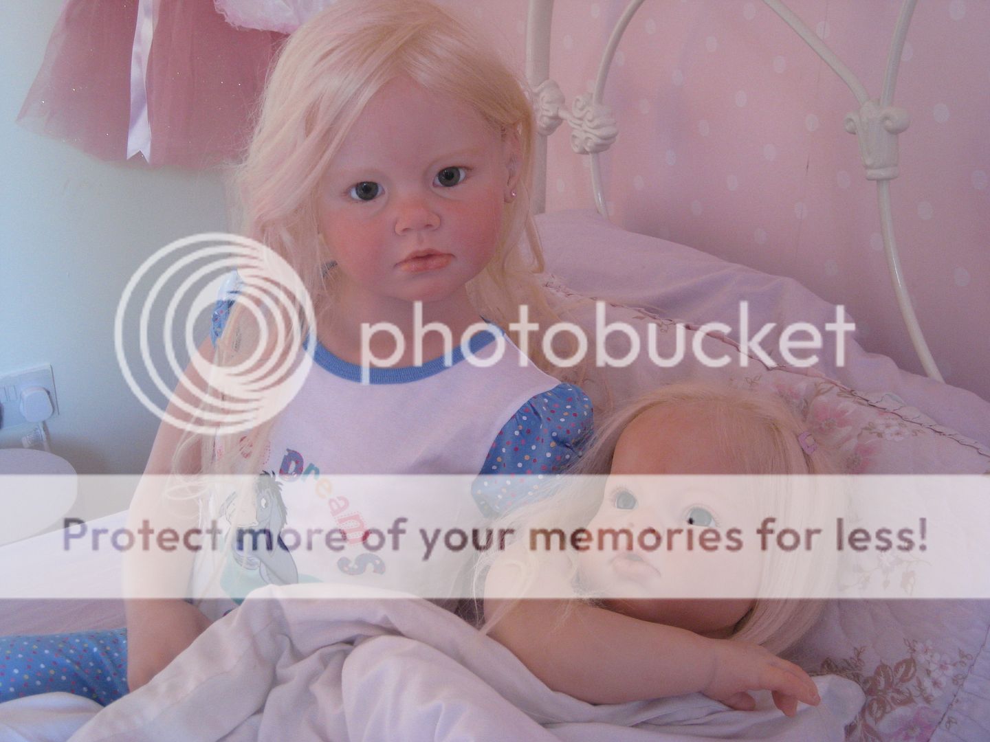 Arianna toddler above in bed with her bigger sister Angelica, Angelica 